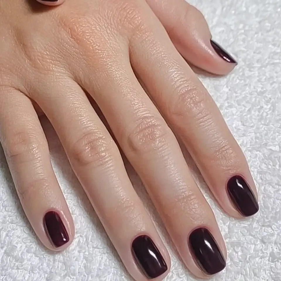 Pose de vernis semi-permanent réalisée chez Ô'Bien-Être