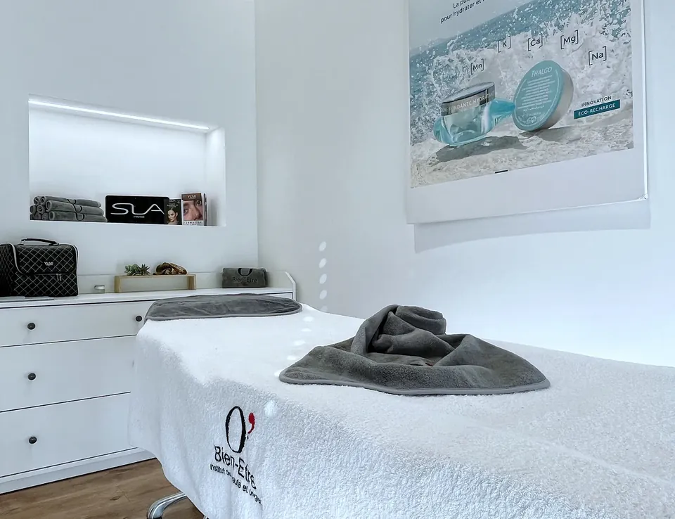 Cabine équipée pour les soins de haute technologie esthétique